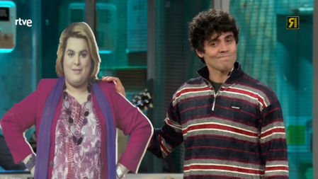 Javier Ambrossi aparecio con un recortable de Paquita Salas.