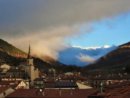 El Pirineo oriental nevado desde Campdevànol.