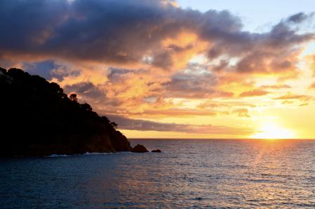 Amanecer en Tamariu.