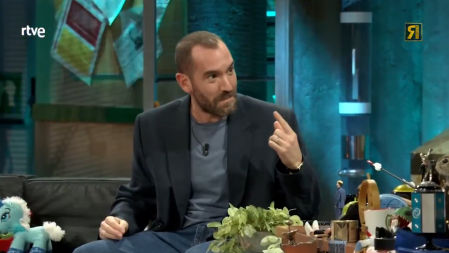 Jorge Ponce hace un pequeño chiste sobre Juan del Val y su novela, 'Vera: Una historia de amor'.