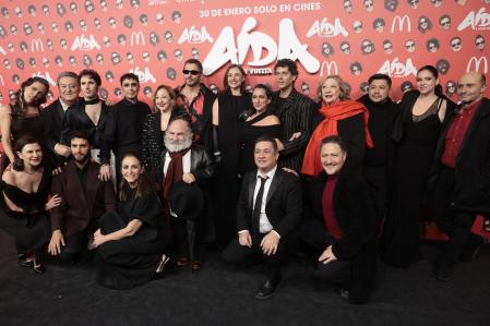 El equipo de la película 'Aída y vuelta' posan para los medios durante el preestreno celebrado en Madrid