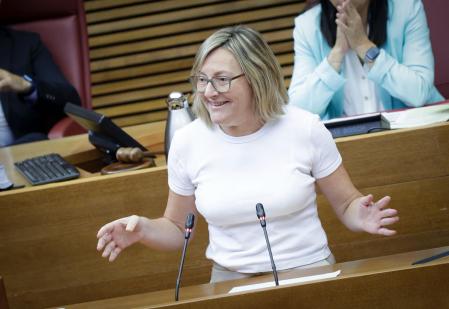 La portavoz adjunta del PSPV en las Corts Valencianes, María José Salvador, interviene desde la tribuna.