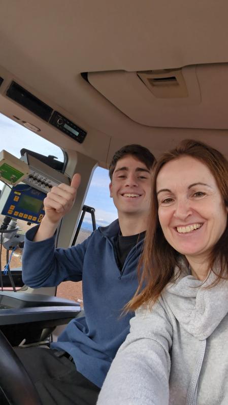 Agnès Batlle junto a su hijo Pau Fenés