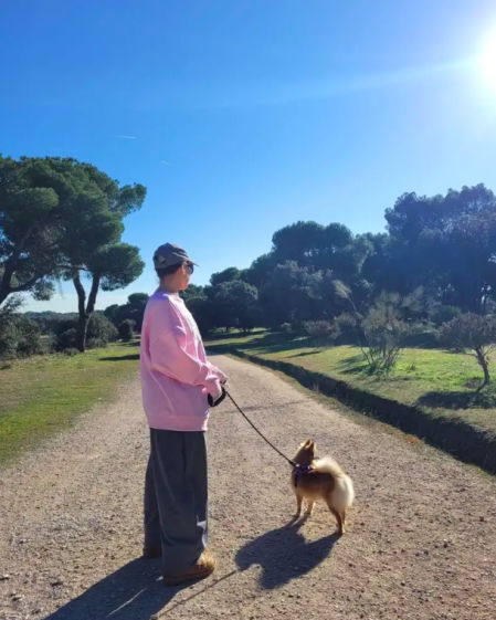 La artista disfruta de los paseos por el campo junto a Cloe, su perra.