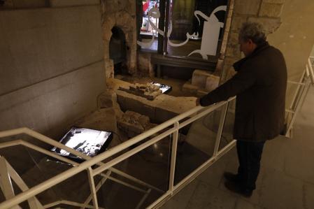 Las fotografías junto a las runas romanas del centro.