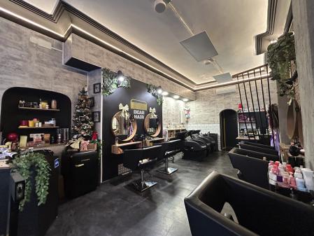 El día a día del salón está marcado por trabajos técnicos exigentes y una agenda centrada en el color y la salud capilar de cada persona