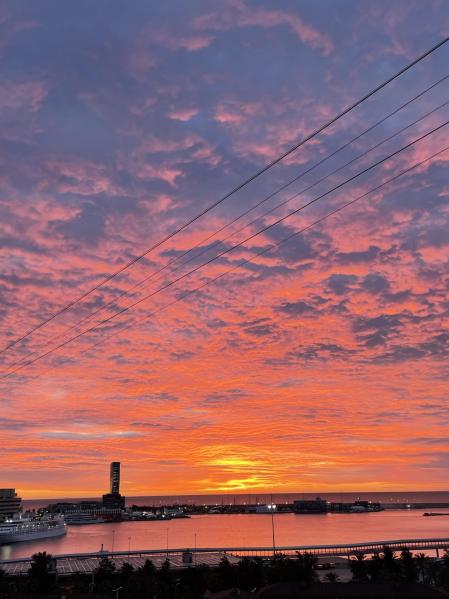 Amanecer frente al puerto de Barcelona visto desde Montjuïc.
