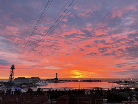Amanecer frente al puerto de Barcelona visto desde Montjuïc.