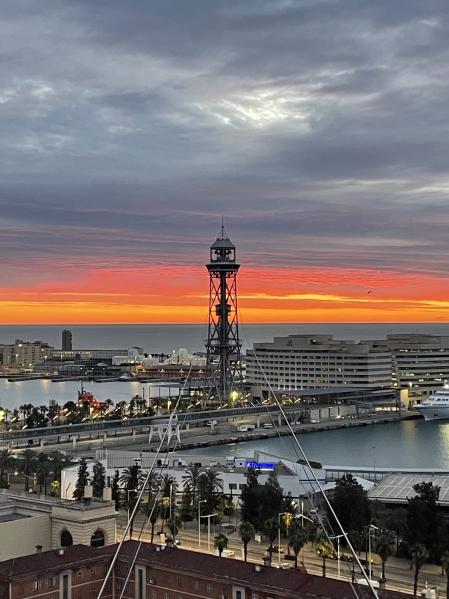 Amanecer frente al puerto de Barcelona visto desde Montjuïc.