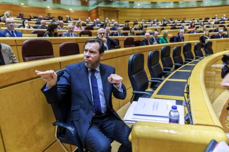 Puente ha reclamado sosiego a la bancada socialista que protestaba airadamente tras los gritos de “dimisión” proferidos por los senadores populares 