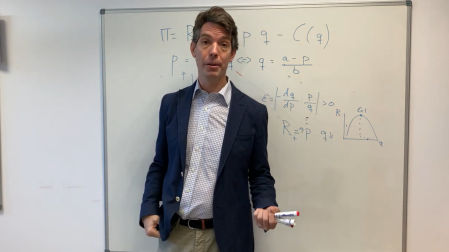 El experto señala como el contexto es clave en las decisiones que tomamos