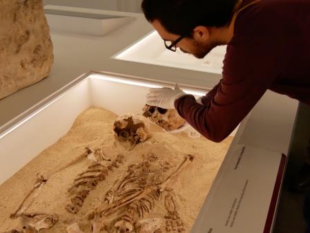 El investigador Daniel Fernandes, preparándose para tomar muestras de uno de los esqueletos&nbsp;