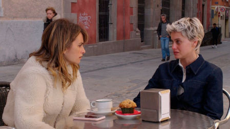 Escena de 'Madres paralelas' en el Café Moderno&nbsp;