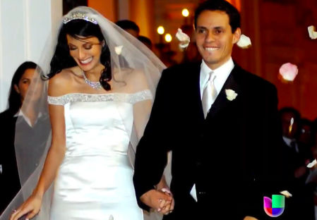 El cantante se casó con Dayanara el 9 de mayo de 2000 en Las Vegas. En enero de 2004, tras muchas idas y venidas, ya se habían divorciado.