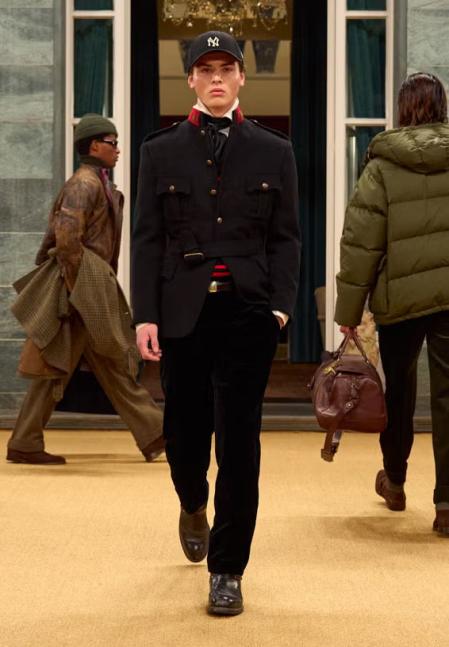 La disciplina de una chaqueta militar yuxtapuesta al desenfado pop de una gorra de los Yankees en Ralph Lauren F/W 2026