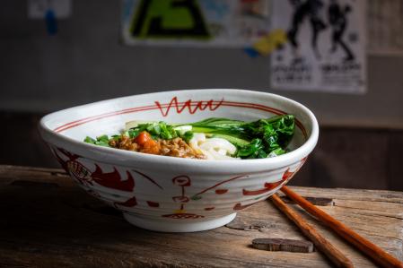 Cuenco de cerámica. Es una de las piezas preferidas de Fabiola. “Tiene mis colores favoritos. El verde representa la esperanza, el rojo la vibración y el amarillo”