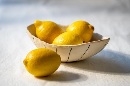 Bol de barro pensado para sashimi. El exterior no está esmaltado, para que cambie con el tiempo y las manchas