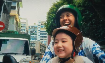 Las hermanas sonríen mientras van en moto