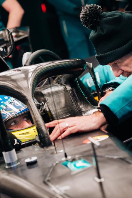 Fernando Alonso atiende a Adrian Newey en el box de Aston Martin en Montmeló