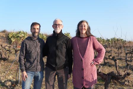 Pere Guilera con sus hijos Jordi y Marta en sus viñedos&nbsp;