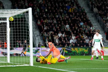 ELCHE, SPAIN - JANUARY 31: Ferran Torres of FC Barcelona misses a chance whilst under pressure from Inaki Pena of Elche CF during the LaLiga EA Sports match between Elche CF and FC Barcelona at Estadio Manuel Martinez Valero on January 31, 2026 in Elche, Spain. (Photo by Angel Martinez/Getty Images)