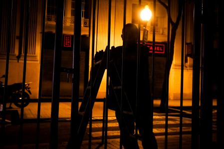 Los conserjes del barrio están muy atentos a fin de que sus vecinos no se queden encerrados