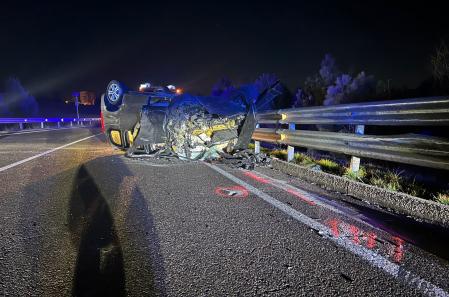 Uno de los turismos sinistrados en un choque frontal en la C-14, en Artesa de Segre