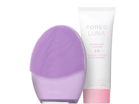 Cepillo limpiador facial FOREO LUNA 4 en color morado junto al limpiador LUNA Micro-Foam Cleanser 2.0.