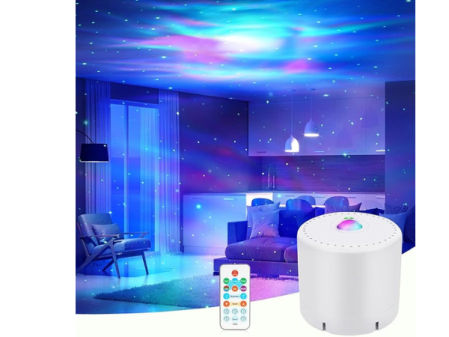 Proyector de estrellas LED proyectando galaxia y luces de colores en el techo de una habitación, con control remoto.