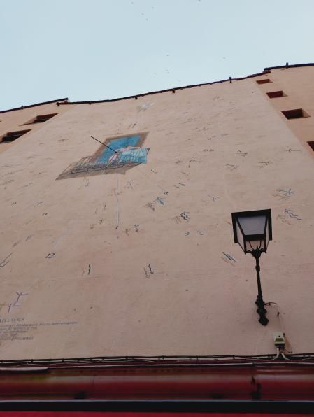 La mujer asomada en el balcón del reloj de sol de la Casa de la Vela.