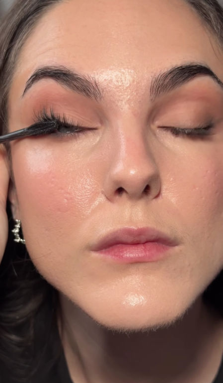 Maquilladora y creadora de contenido Alba de la Cruz aplicando máscara de pestañas