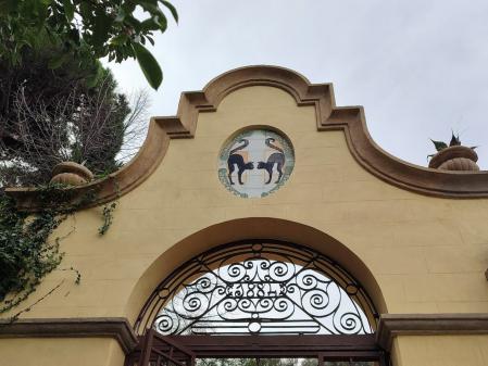 En el panel ovalado del recinto de la Font del Gat se muestran dos gatos simétricos negros y también vemos la inscripción 1884.