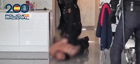 El momento de una de las detenciones efectuadas en la operación.