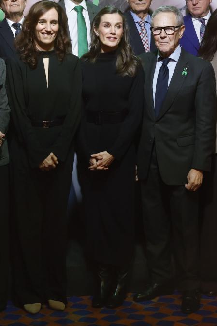La reina Letizia, junto con la ministra de Sanidad, Mónica García, y el presidente de la Asociación Española Contra el Cáncer, Ramón Reyes, en acto institucional del Día Mundial contra el Cáncer.