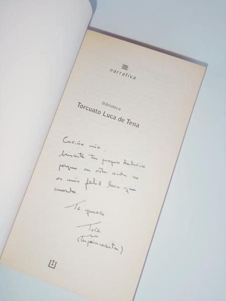 “Cariño mío, búscate tu propio delirio, porque en esta vida se es más feliz loco que cuerdo. Te quiero. Tere (tu princesita)”. En un ejemplar de Los renglones torcidos de Dios, de Torcuato Luca de Tena.