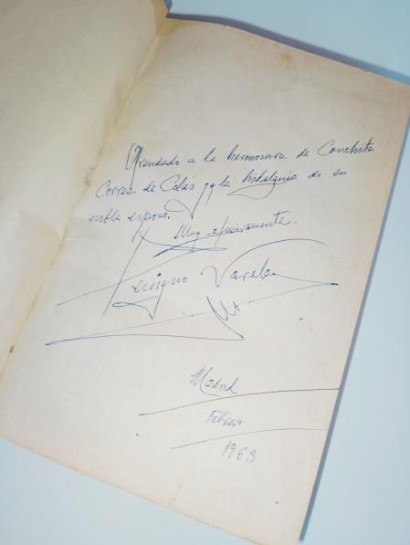 “Ofrendado a la hermosura de Conchita Correa de Calas y a la hidalguía de su noble esposo. Muy efusivamente. Benigno Varela. Madrid, febrero 1963”. En un ejemplar de En defensa del Rey, de Benigno Varela.