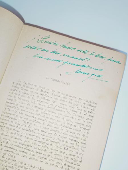 “¡Quién fuese este libro para estar en tus manos! Con amor grandísimo. Enrique”. En un ejemplar de Un grito en la noche, de Pedro Mata.