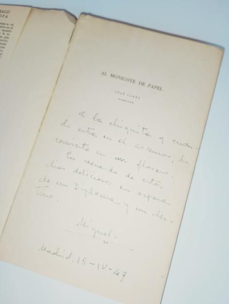 “A la chiquita que cuando entra en el ascensor lo convierte en un florero. En recuerdo de estos días deliciosos en espera de un diploma y un destino. Miguel. Madrid, 15-IV-47”. En un ejemplar de Un náufrago en la sopa, de Álvaro de la Iglesia.