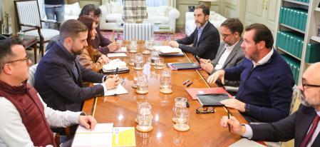 Primer encuentro para negociar la huelga, con los sindicatos a la izquierda y los representantes de la administración a la derecha