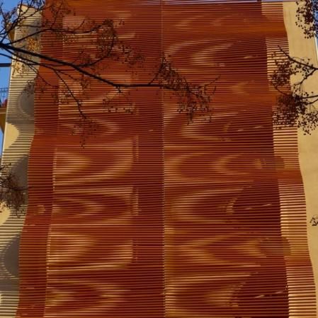 Pared junto al Club Petanca de la plaza Gaudí de Barcelona.