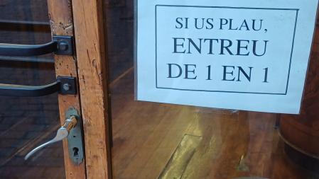 Curioso cartel en una farmacia céntrica de Terrassa.
