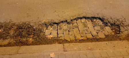 Socavón en la parada de bus.