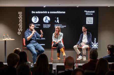Crecimiento sostenible. Sergio González (Remuner) y Beatriz Mesas (Incapto), moderados por Laurent Arens (BStartup), abordaron los retos de la etapa de madurez de las startups.