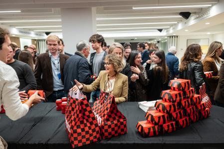 Afterwork con sabor. Los asistentes al evento pudieron probar las hamburguesas de Vicio durante el encuentro posterior, en un ambiente distendido de networking.