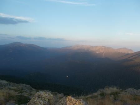 Vista desde la cima de Montón de Trigo al atardecer, con Peñalara a la izquierda al fondo y la Cuerta Larga a la derecha.