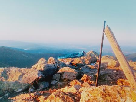 Vivac donde pernocté con mi saco oreándose al comienzo del día.