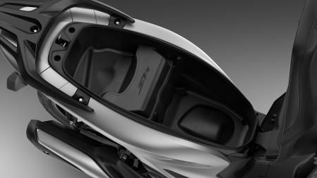 Bajo el asiento hay hueco suficiente para guardar un casco y otros objetos pequeños&nbsp;