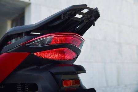 Sobre el piloto trasero hay una pequeña plataforma donde se puede anclar el maletín&nbsp;