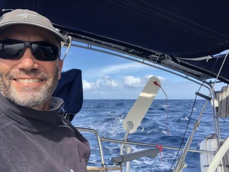 Hans capitaneando el velero.&nbsp;