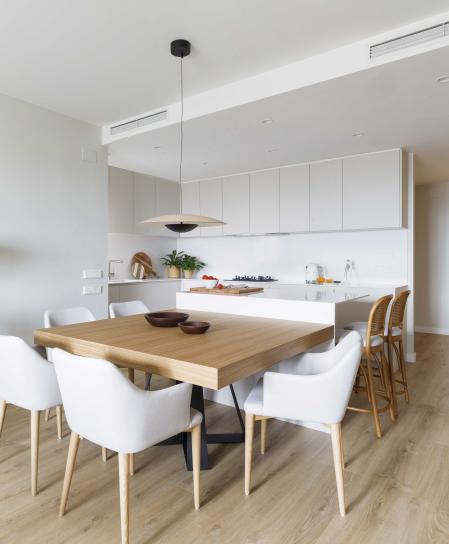 Mesa de comedor, de Mesas Bravo. Sillones de Kave Home retapizados por Priort con polipiel de Gancedo. Taburetes de la isla de Palmira retapizados con polipiel de Gancedo.